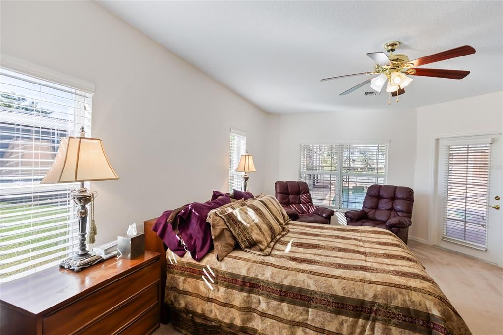 合同活跃: $690,000 (5 贝兹, 4 浴室, 3187 平方英尺)