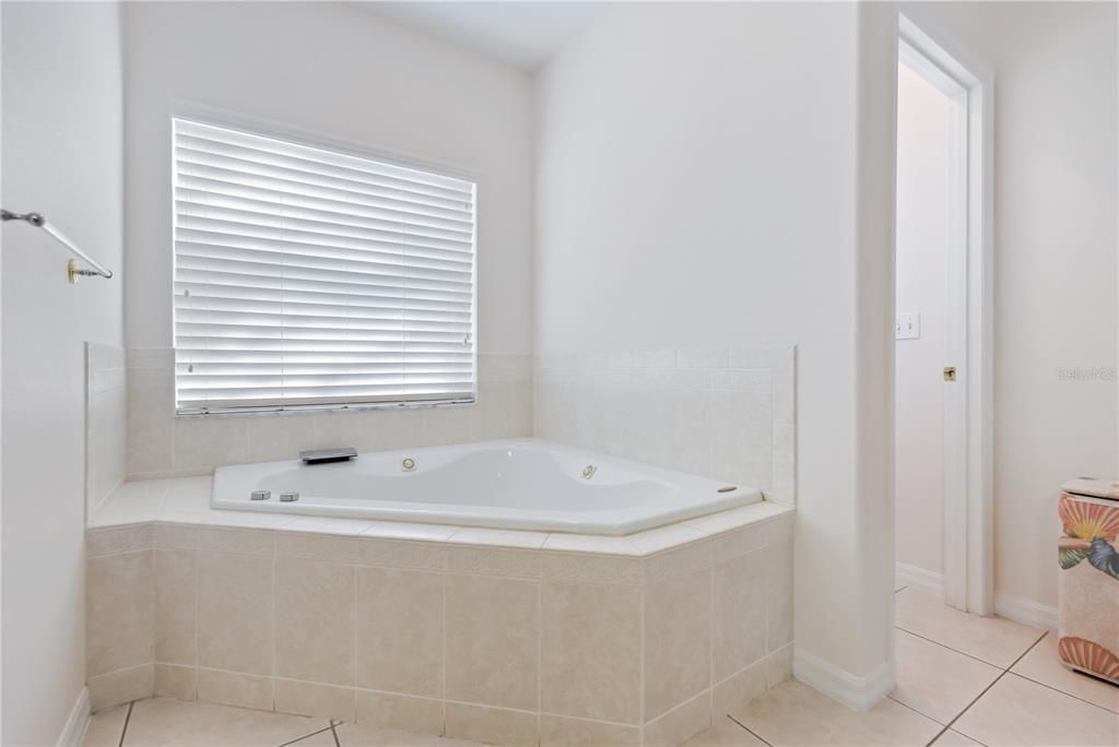 合同活跃: $690,000 (5 贝兹, 4 浴室, 3187 平方英尺)