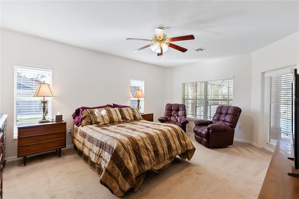 合同活跃: $690,000 (5 贝兹, 4 浴室, 3187 平方英尺)