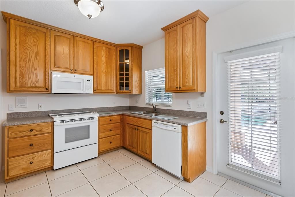 合同活跃: $690,000 (5 贝兹, 4 浴室, 3187 平方英尺)