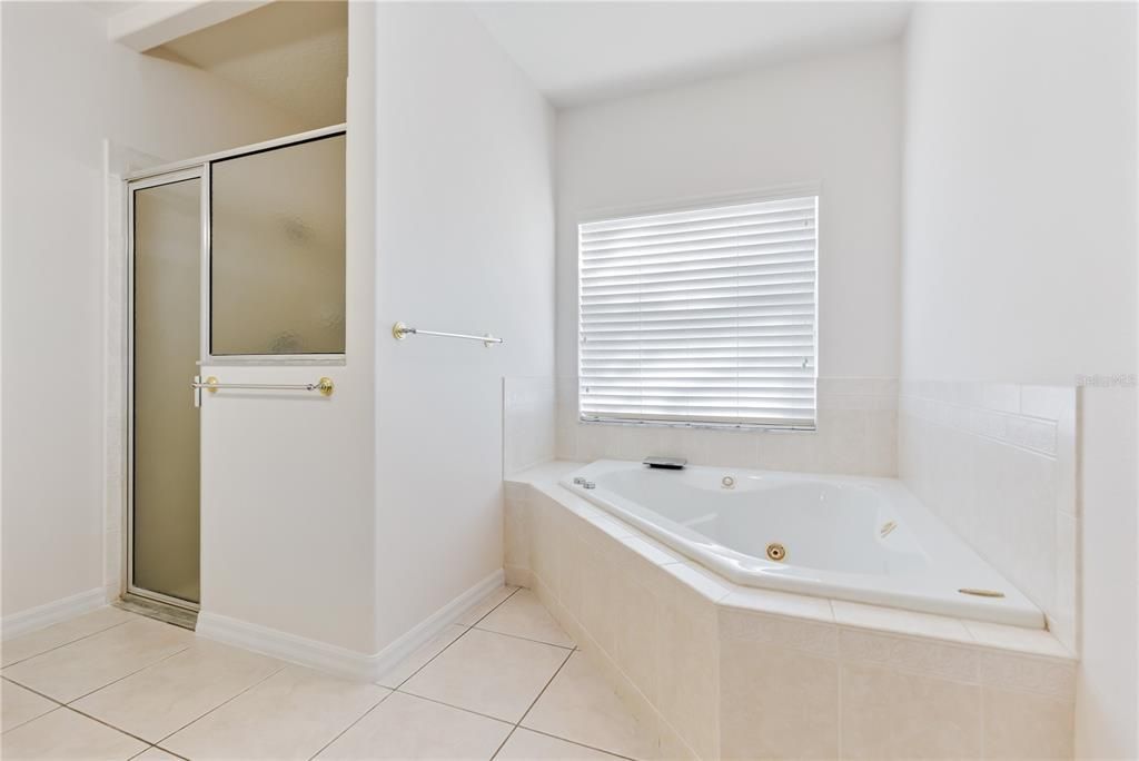 合同活跃: $690,000 (5 贝兹, 4 浴室, 3187 平方英尺)