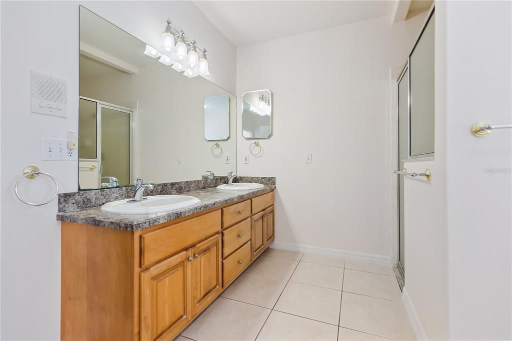 合同活跃: $690,000 (5 贝兹, 4 浴室, 3187 平方英尺)