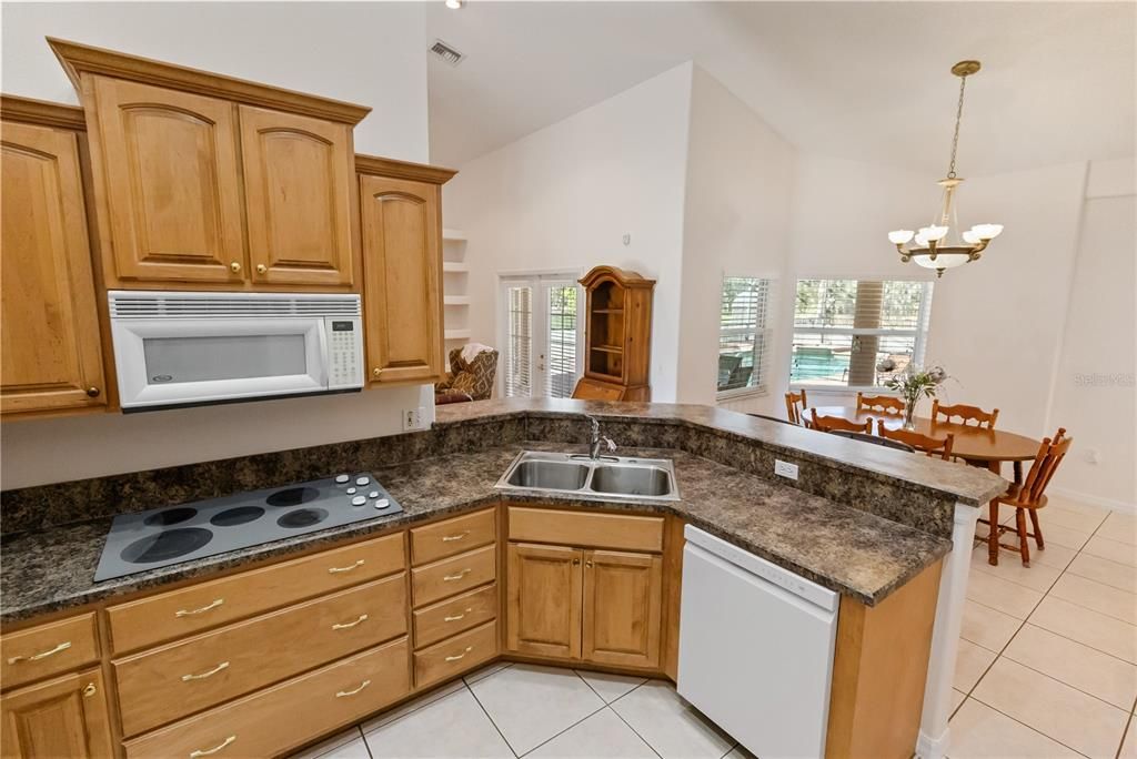 合同活跃: $690,000 (5 贝兹, 4 浴室, 3187 平方英尺)