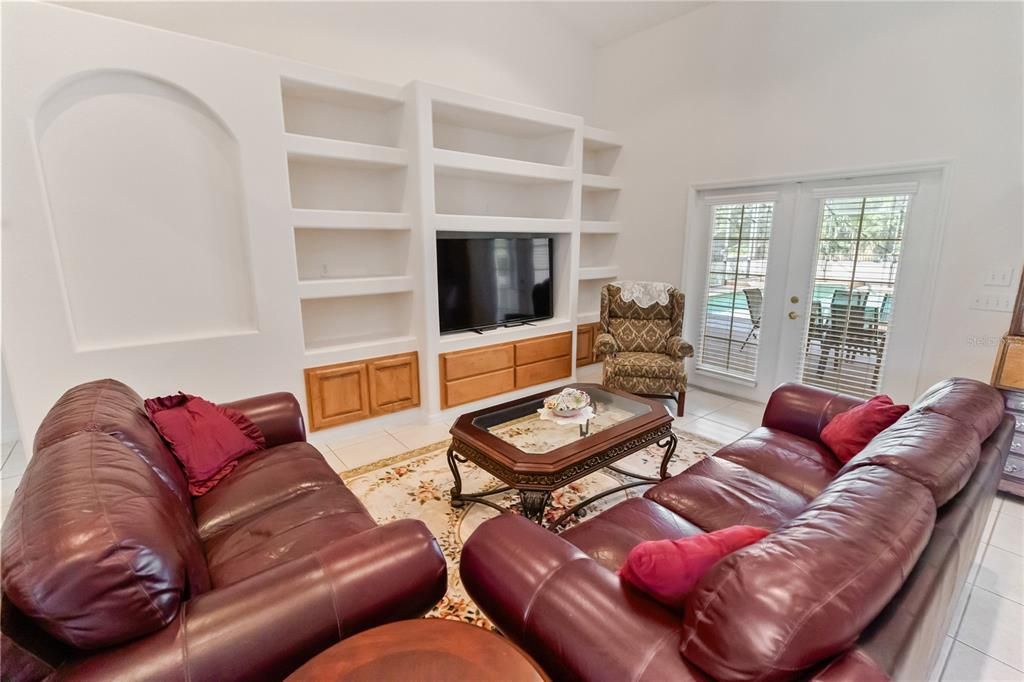 合同活跃: $690,000 (5 贝兹, 4 浴室, 3187 平方英尺)