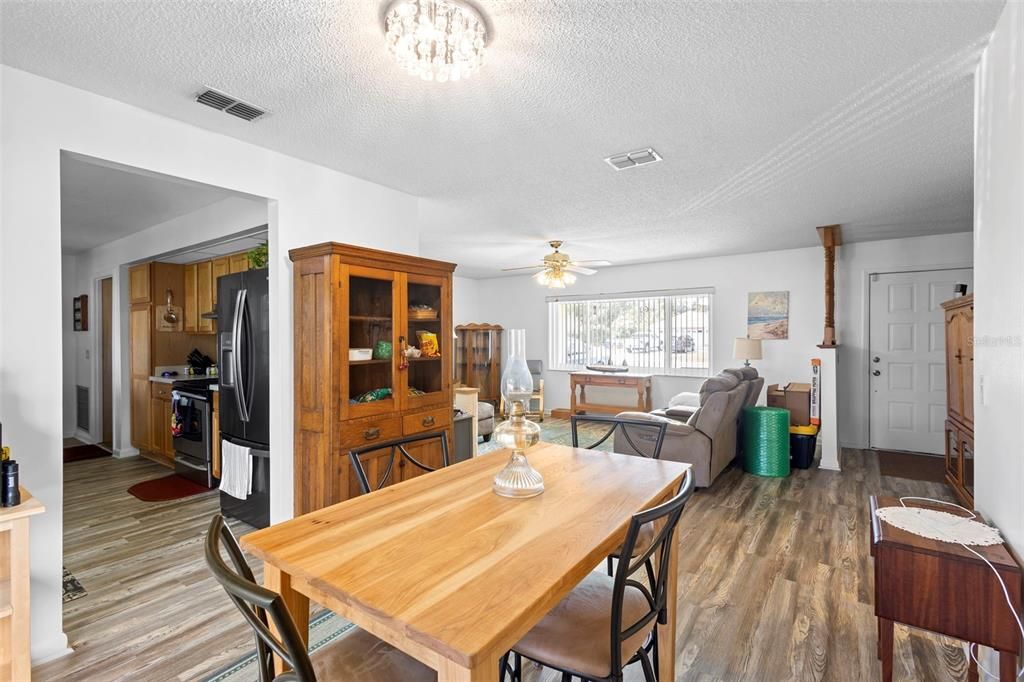 На продажу: $313,000 (3 спален, 2 ванн, 1411 Квадратных фут)