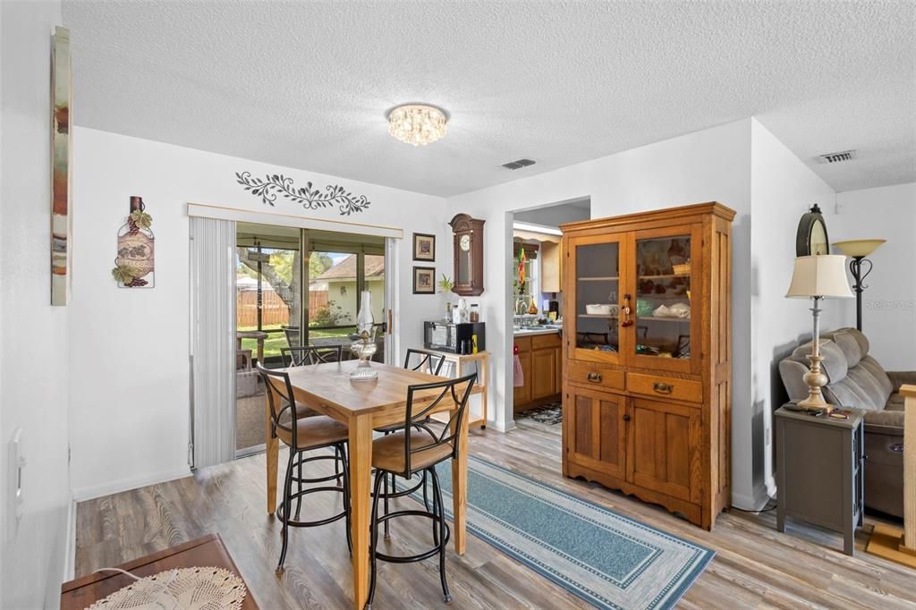 На продажу: $313,000 (3 спален, 2 ванн, 1411 Квадратных фут)