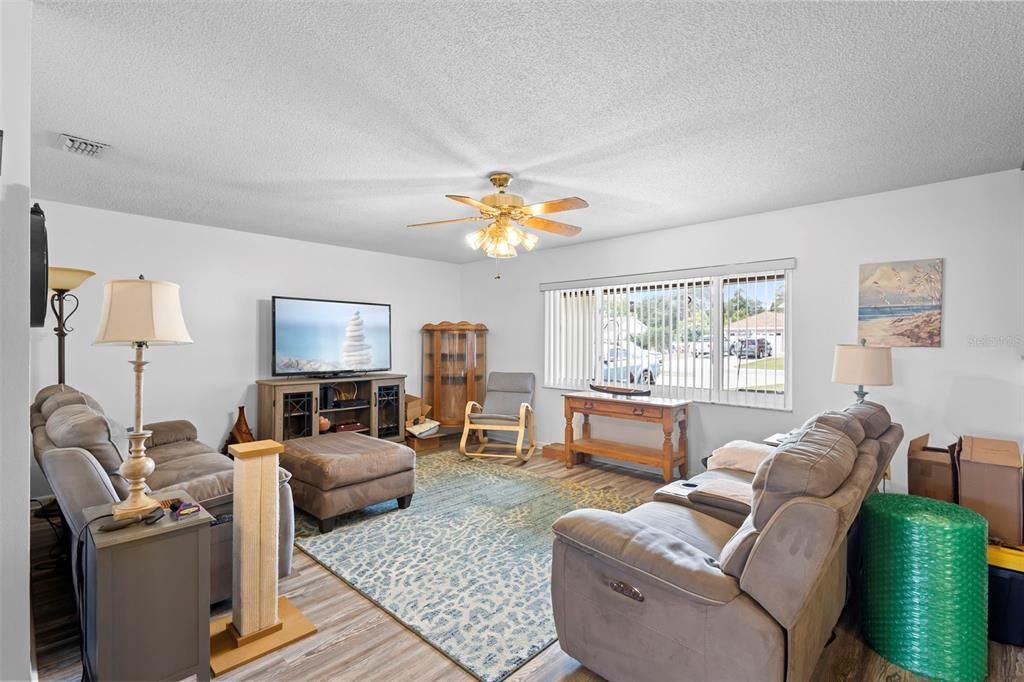 На продажу: $313,000 (3 спален, 2 ванн, 1411 Квадратных фут)