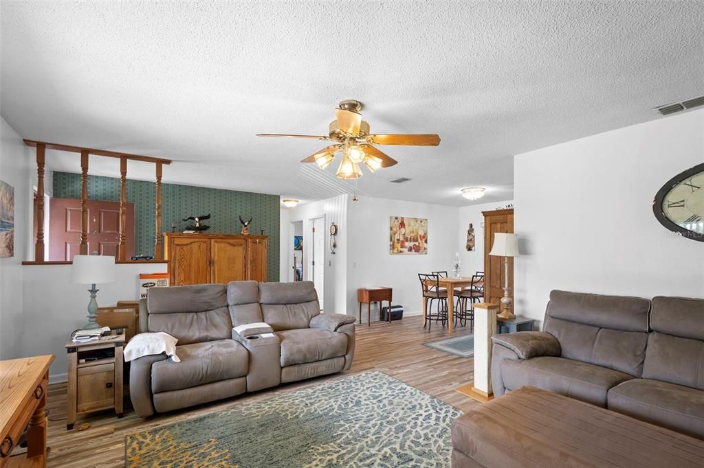 На продажу: $313,000 (3 спален, 2 ванн, 1411 Квадратных фут)