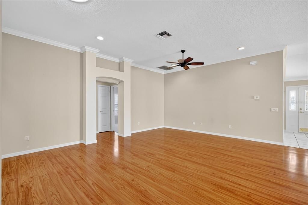 Под контрактом: $375,000 (3 спален, 2 ванн, 1858 Квадратных фут)