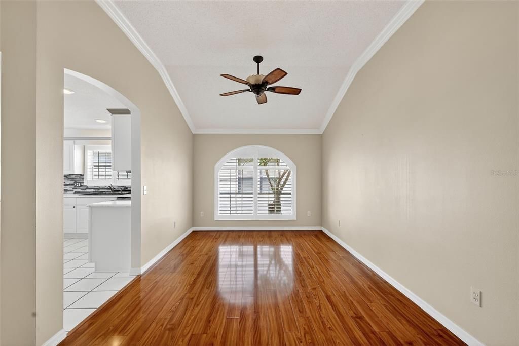 Под контрактом: $375,000 (3 спален, 2 ванн, 1858 Квадратных фут)