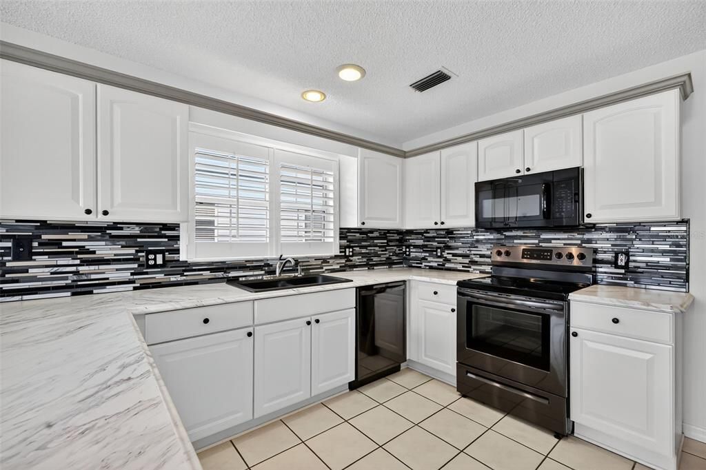 Под контрактом: $375,000 (3 спален, 2 ванн, 1858 Квадратных фут)