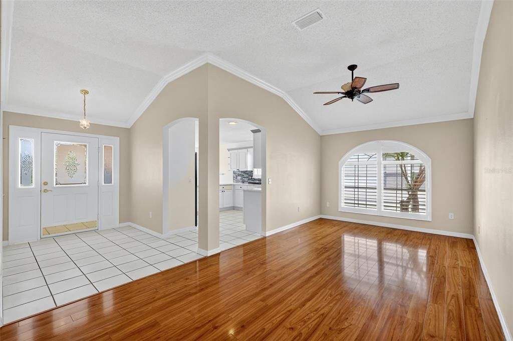 Под контрактом: $375,000 (3 спален, 2 ванн, 1858 Квадратных фут)