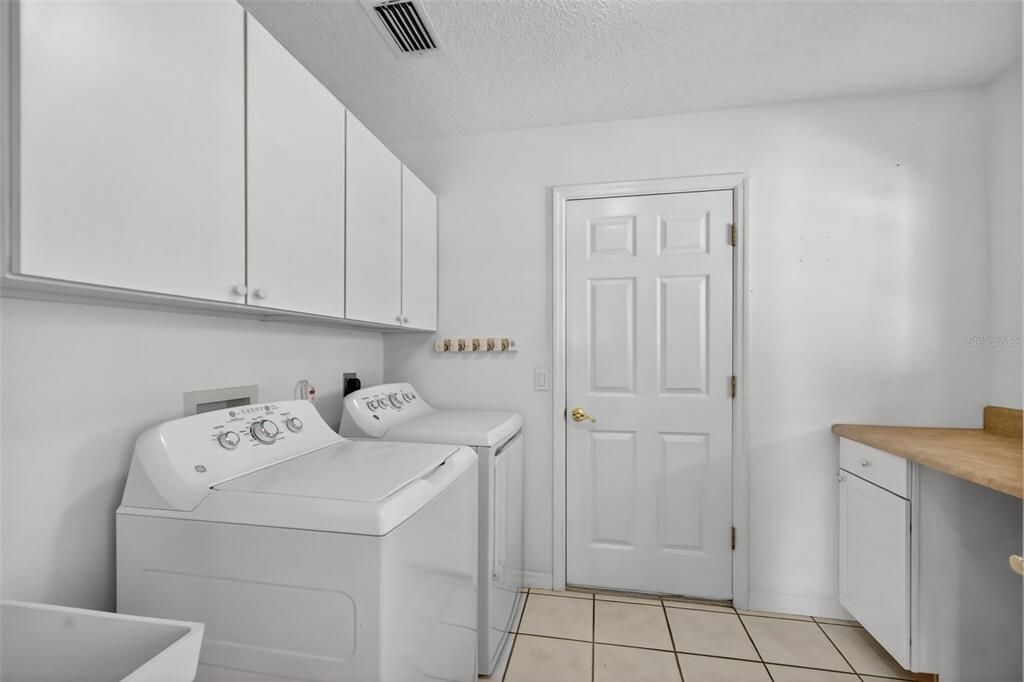 Под контрактом: $375,000 (3 спален, 2 ванн, 1858 Квадратных фут)