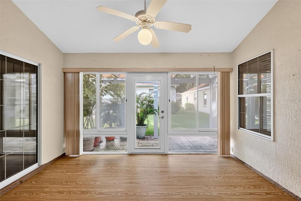 Под контрактом: $375,000 (3 спален, 2 ванн, 1858 Квадратных фут)