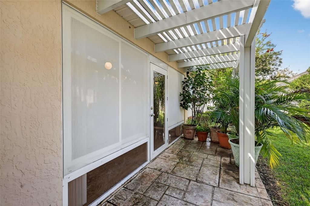 Под контрактом: $375,000 (3 спален, 2 ванн, 1858 Квадратных фут)