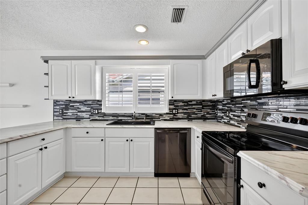 Под контрактом: $375,000 (3 спален, 2 ванн, 1858 Квадратных фут)