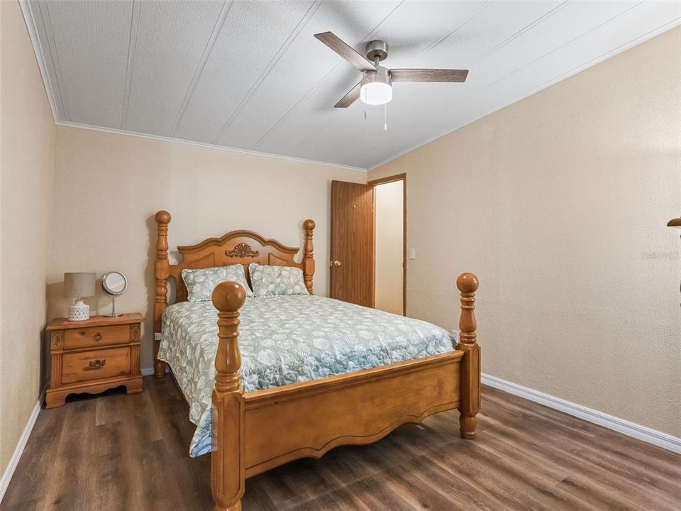 合同活跃: $214,500 (2 贝兹, 2 浴室, 1300 平方英尺)