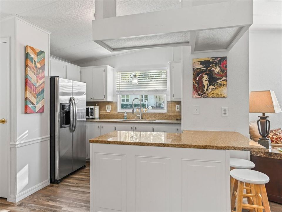 合同活跃: $214,500 (2 贝兹, 2 浴室, 1300 平方英尺)