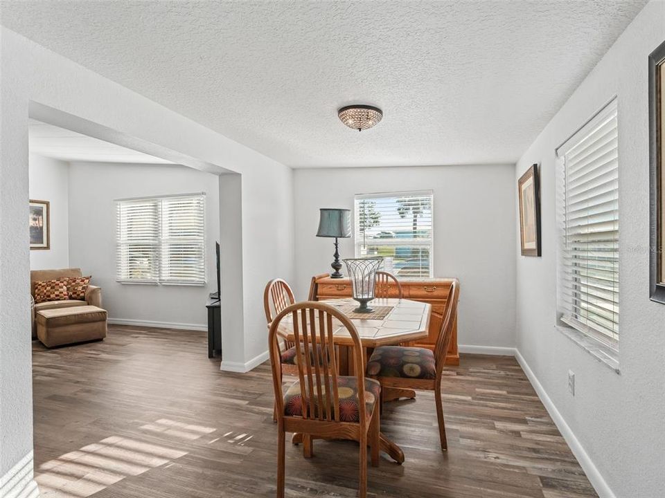 合同活跃: $214,500 (2 贝兹, 2 浴室, 1300 平方英尺)