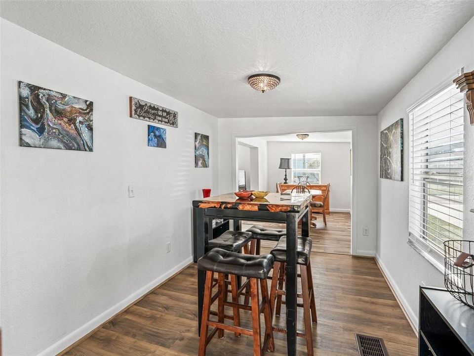 合同活跃: $214,500 (2 贝兹, 2 浴室, 1300 平方英尺)