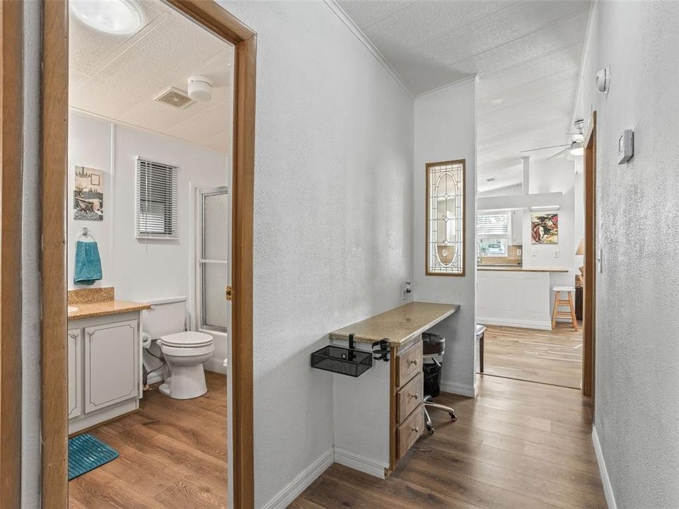 合同活跃: $214,500 (2 贝兹, 2 浴室, 1300 平方英尺)