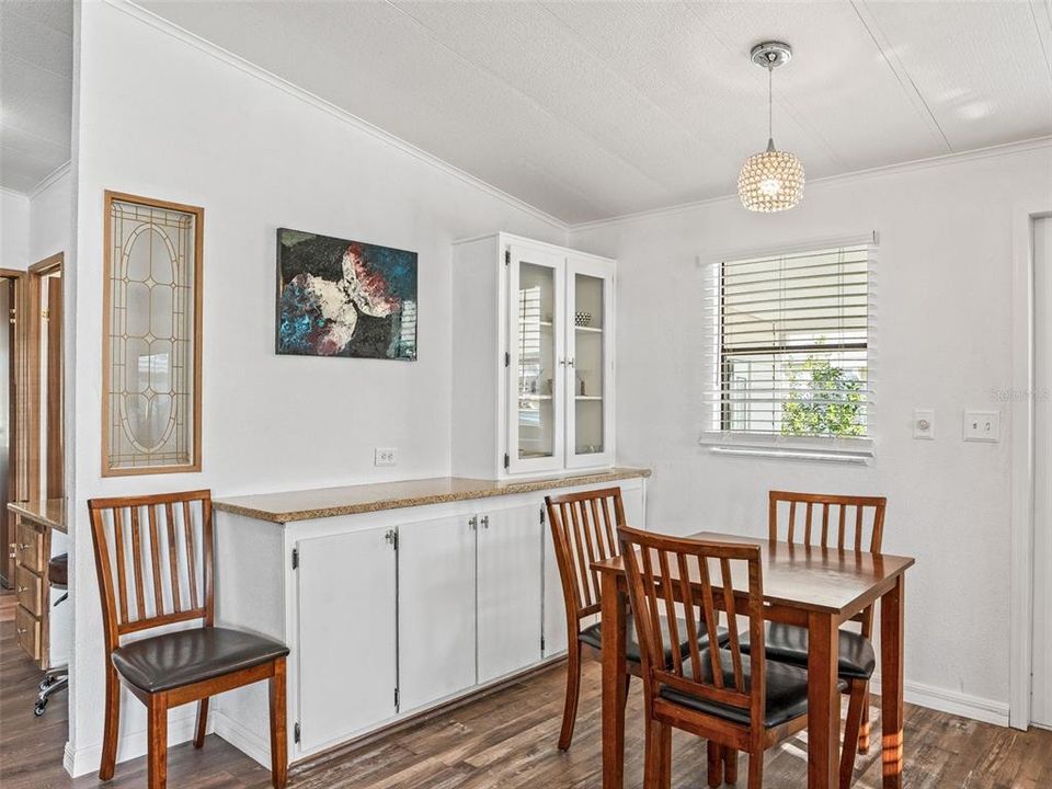 合同活跃: $214,500 (2 贝兹, 2 浴室, 1300 平方英尺)