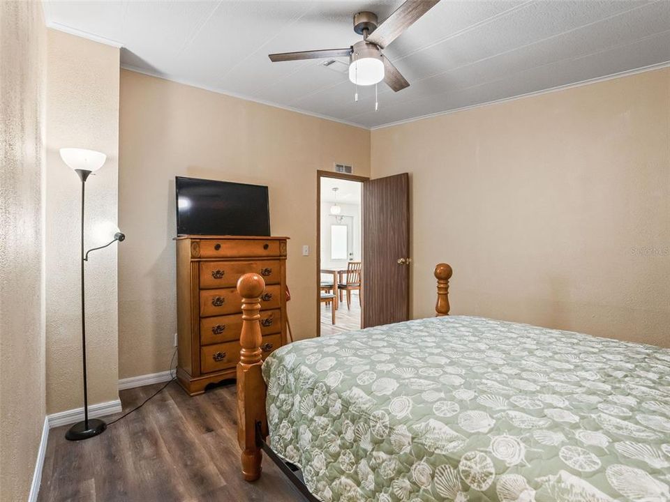 合同活跃: $214,500 (2 贝兹, 2 浴室, 1300 平方英尺)