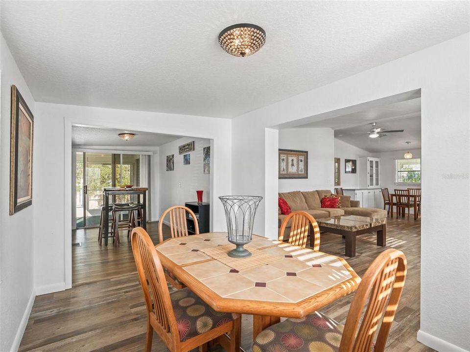 合同活跃: $214,500 (2 贝兹, 2 浴室, 1300 平方英尺)