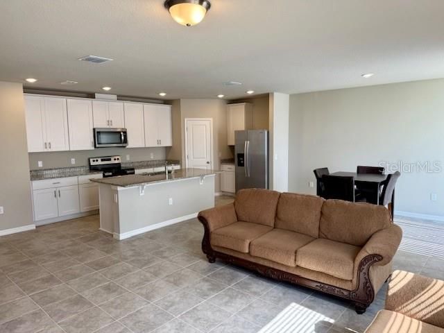 For Rent: $2,100 (4 beds, 2 baths, 1823 Square Feet)