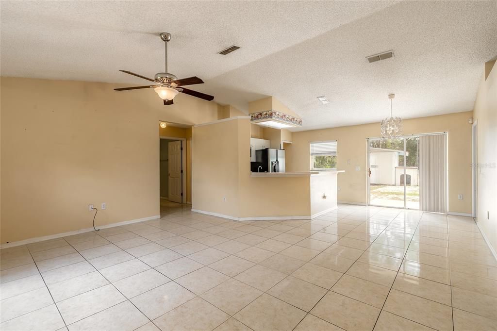 合同活跃: $224,900 (3 贝兹, 2 浴室, 1208 平方英尺)