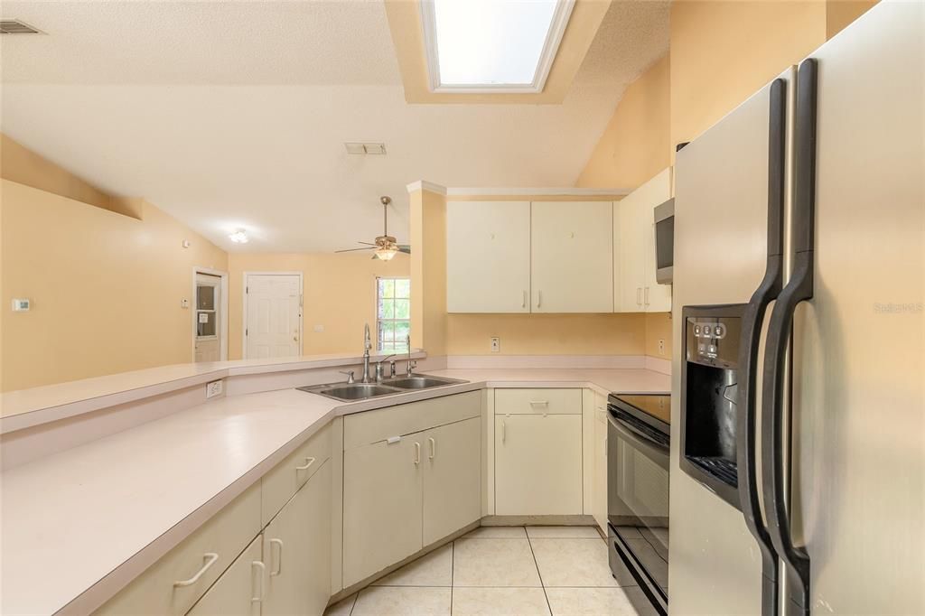 合同活跃: $224,900 (3 贝兹, 2 浴室, 1208 平方英尺)