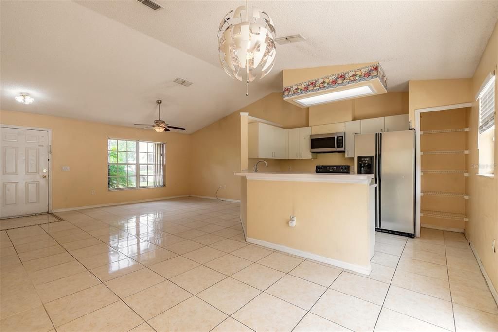 合同活跃: $224,900 (3 贝兹, 2 浴室, 1208 平方英尺)