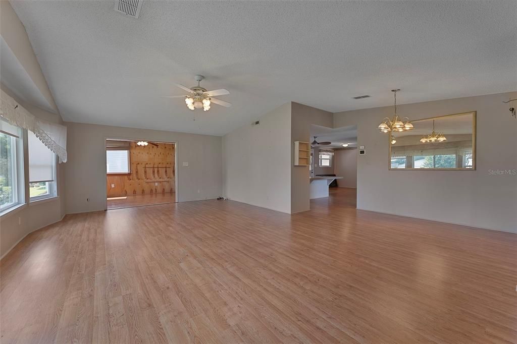 For Sale: $154,900 (2 beds, 2 baths, 1456 Square Feet)