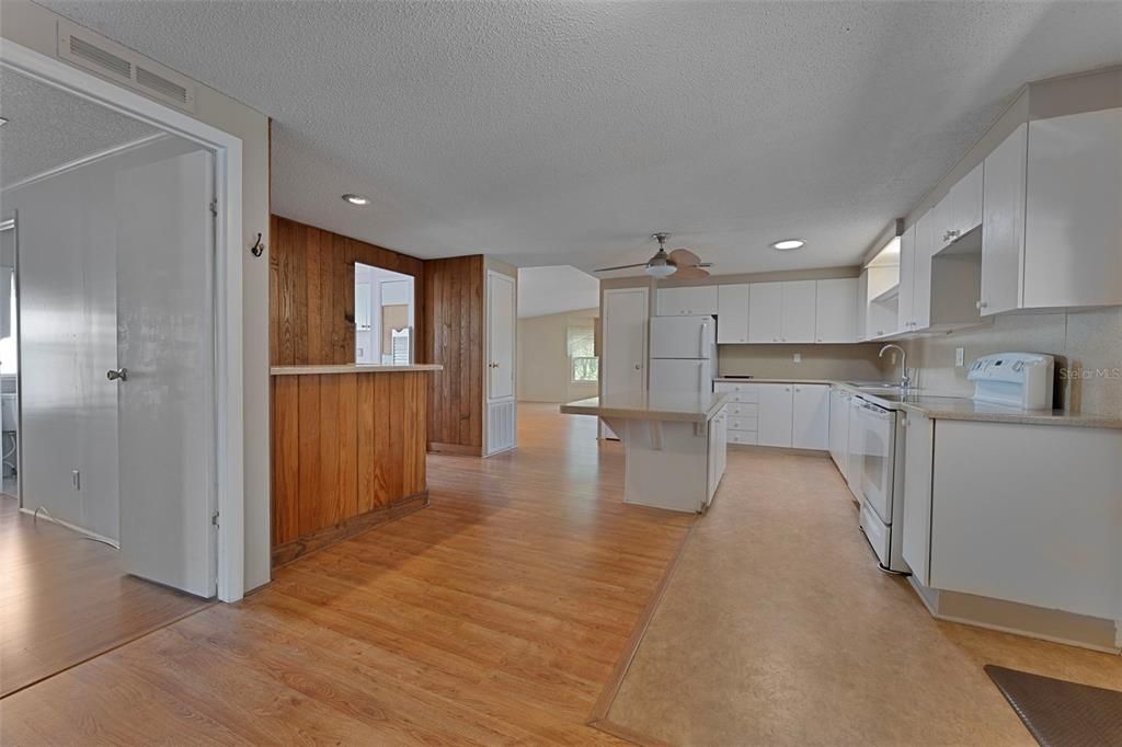 For Sale: $154,900 (2 beds, 2 baths, 1456 Square Feet)