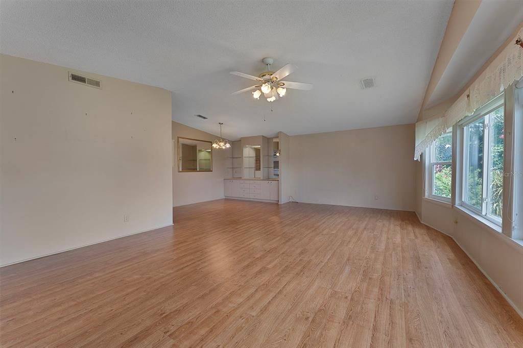 For Sale: $154,900 (2 beds, 2 baths, 1456 Square Feet)