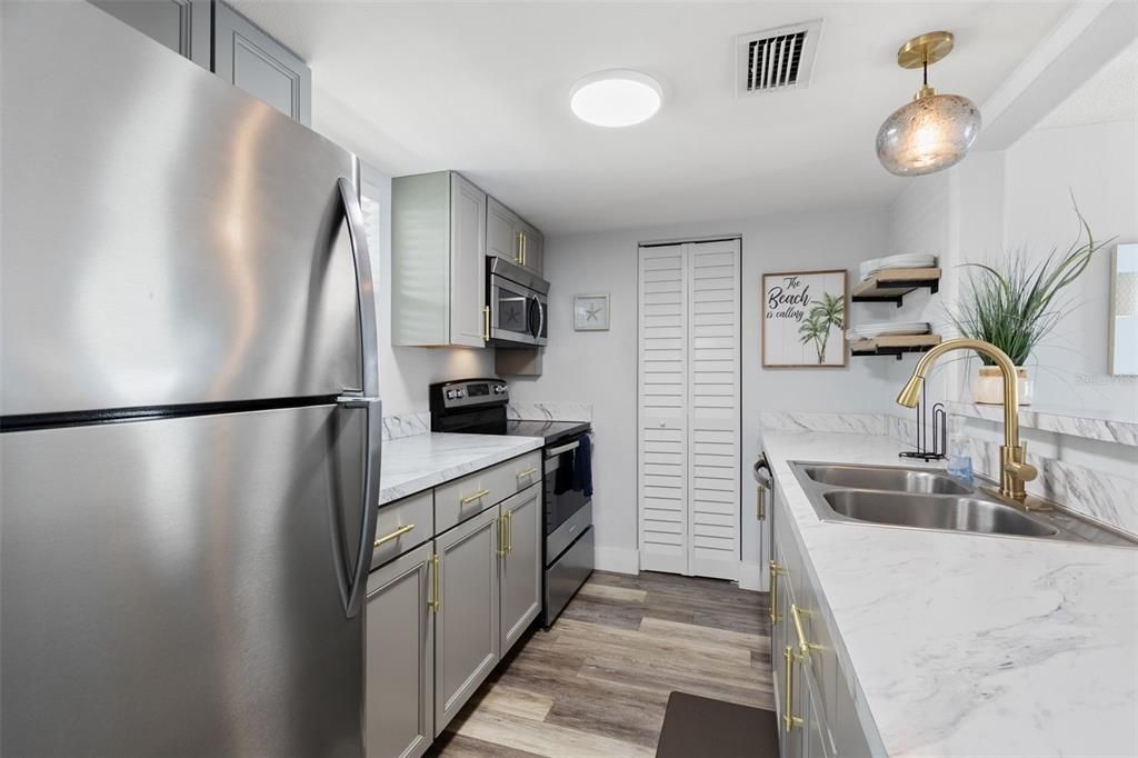 На продажу: $375,000 (2 спален, 2 ванн, 1016 Квадратных фут)