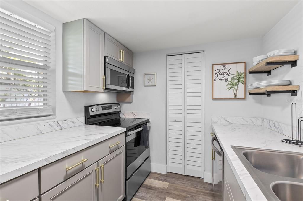 На продажу: $375,000 (2 спален, 2 ванн, 1016 Квадратных фут)