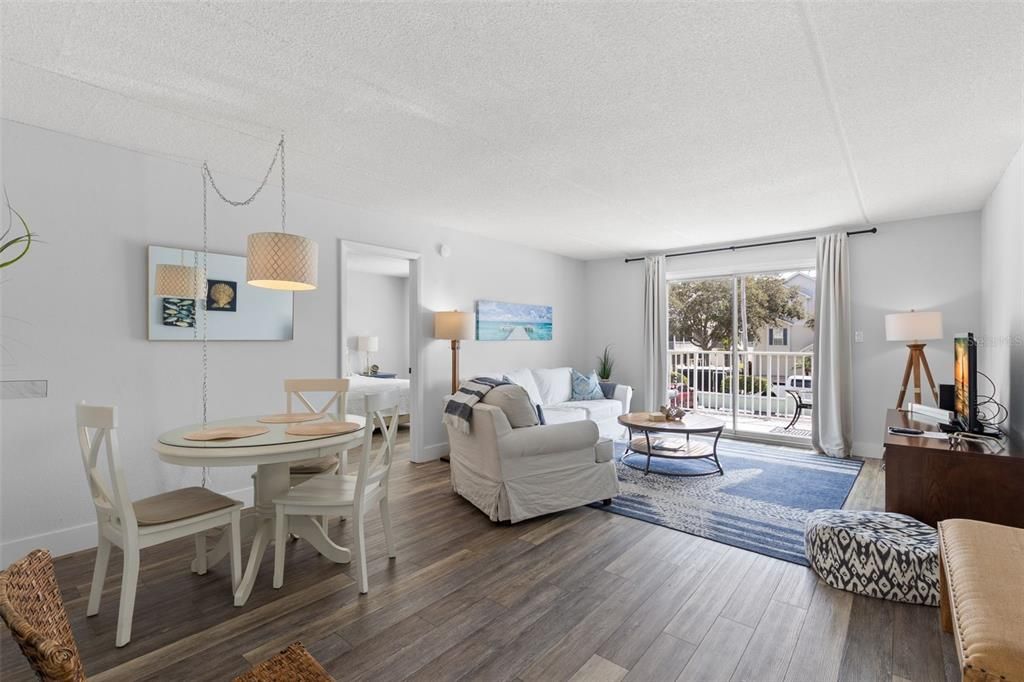 На продажу: $375,000 (2 спален, 2 ванн, 1016 Квадратных фут)