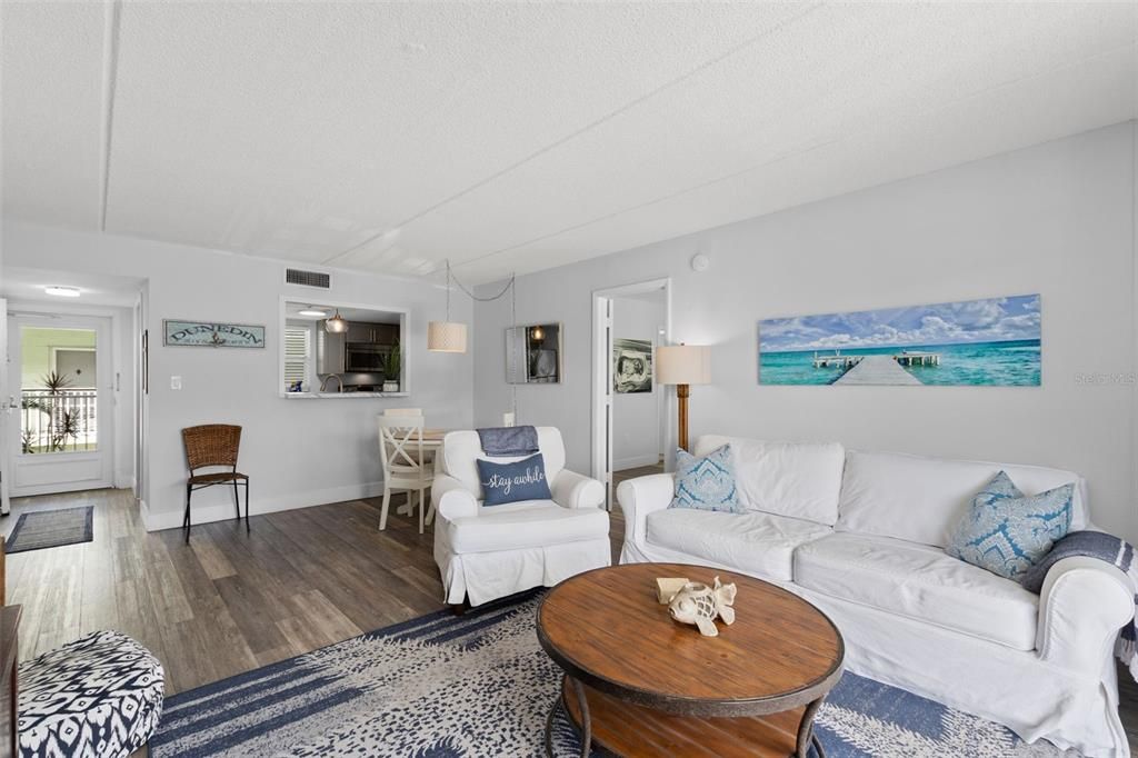 На продажу: $375,000 (2 спален, 2 ванн, 1016 Квадратных фут)