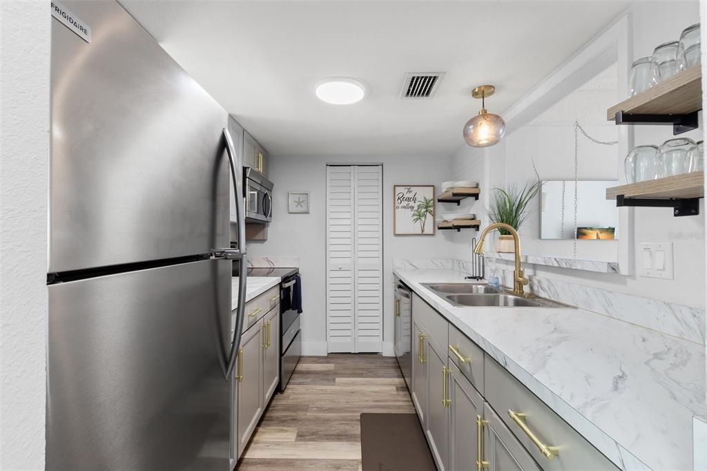 На продажу: $375,000 (2 спален, 2 ванн, 1016 Квадратных фут)