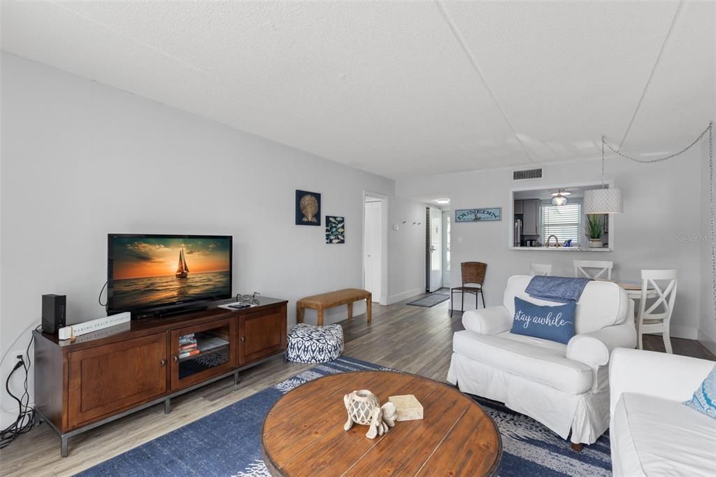 На продажу: $375,000 (2 спален, 2 ванн, 1016 Квадратных фут)