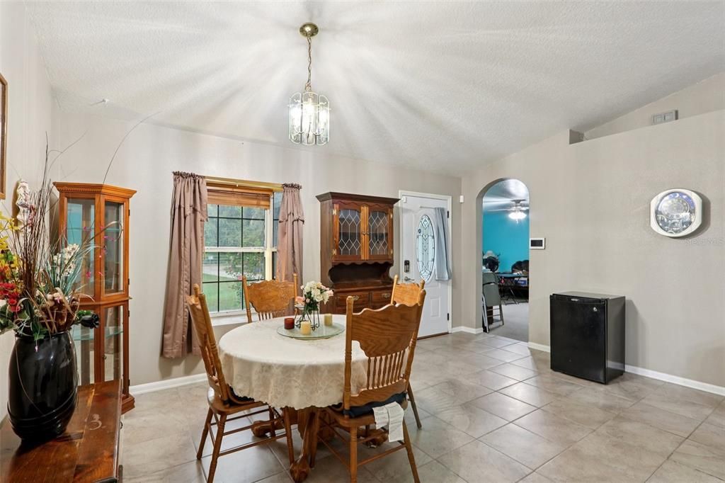 На продажу: $359,999 (3 спален, 2 ванн, 1677 Квадратных фут)