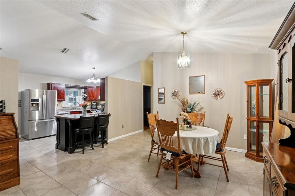 На продажу: $359,999 (3 спален, 2 ванн, 1677 Квадратных фут)