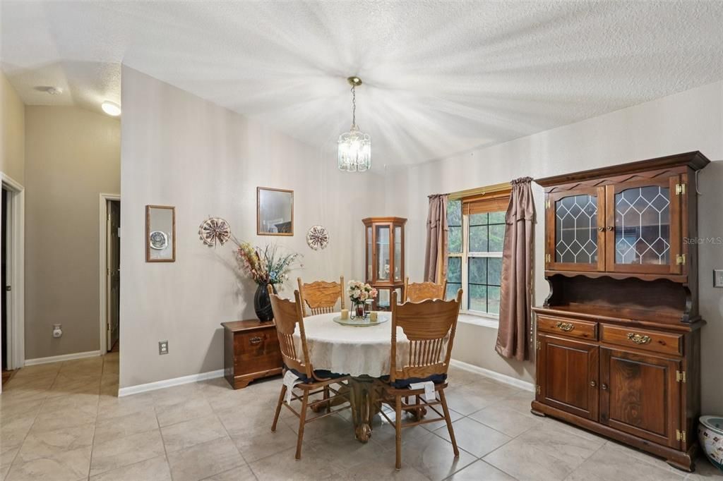 На продажу: $359,999 (3 спален, 2 ванн, 1677 Квадратных фут)