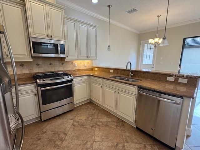 合同活跃: $3,075 (4 贝兹, 3 浴室, 1834 平方英尺)