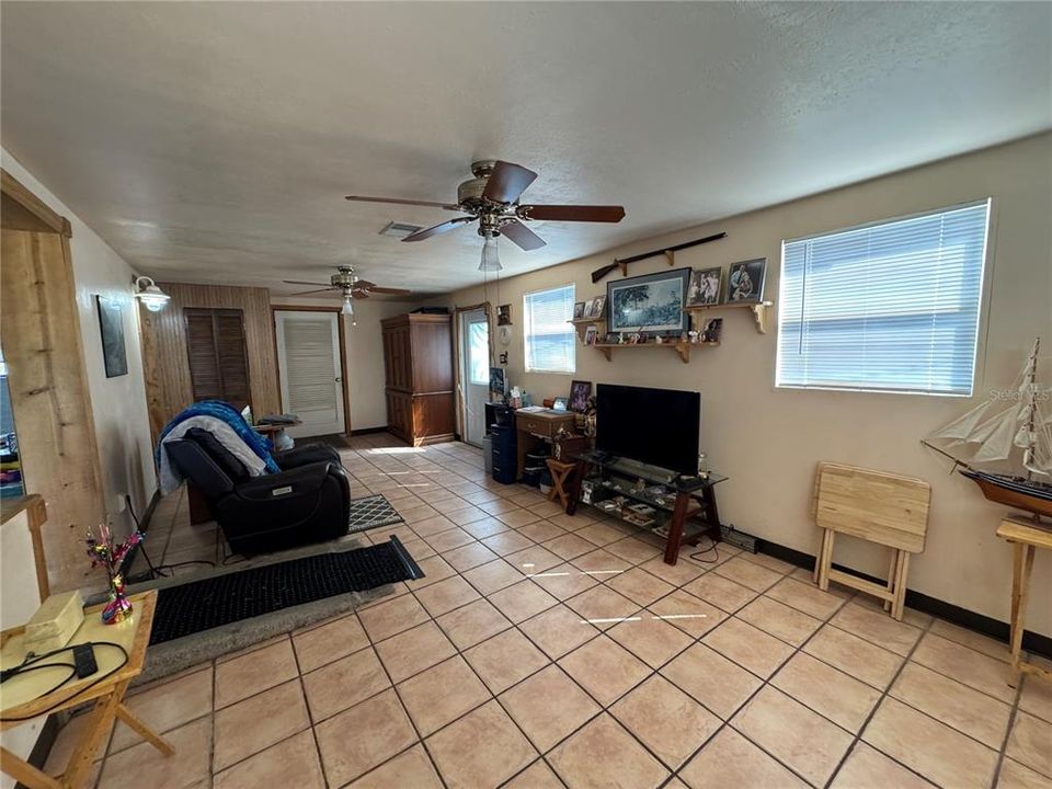 合同活跃: $249,900 (2 贝兹, 1 浴室, 1194 平方英尺)