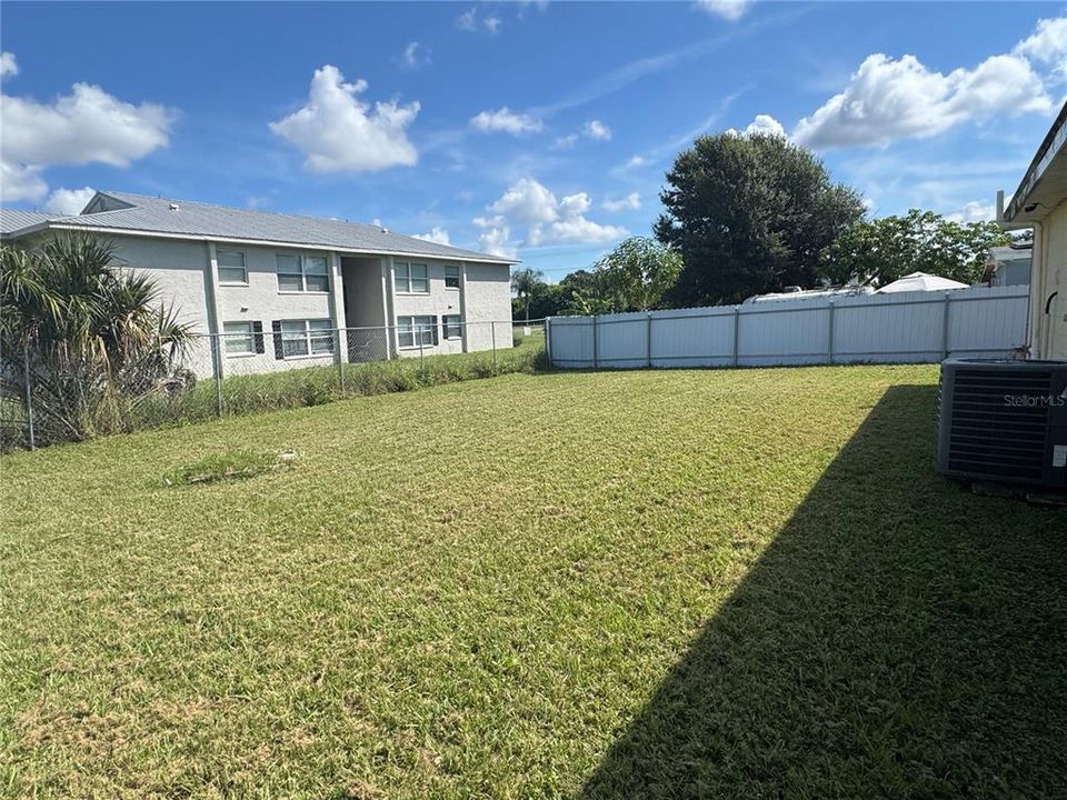 合同活跃: $249,900 (2 贝兹, 1 浴室, 1194 平方英尺)