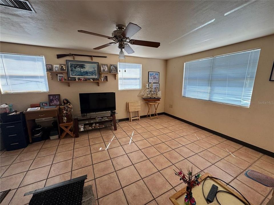 合同活跃: $249,900 (2 贝兹, 1 浴室, 1194 平方英尺)