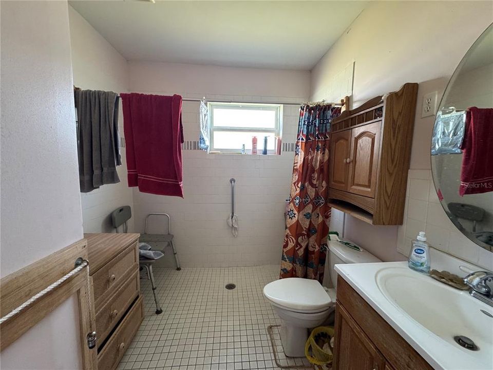 合同活跃: $249,900 (2 贝兹, 1 浴室, 1194 平方英尺)