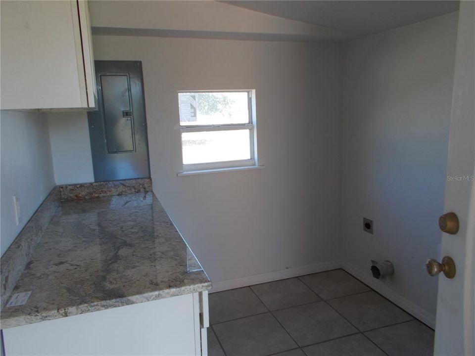 Под контрактом: $150,000 (2 спален, 1 ванн, 858 Квадратных фут)